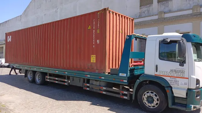 Contêiner marítimo transportado em prancha pela Guinchos Piratini