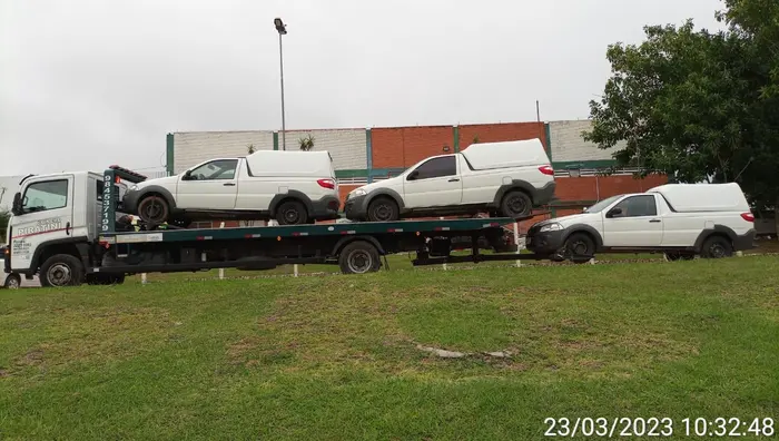 Duas picapes transportadas em prancha pela Guinchos Piratini