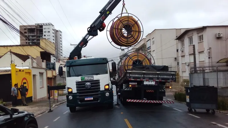 Caminhão munck da Guinchos Piratini içando carga