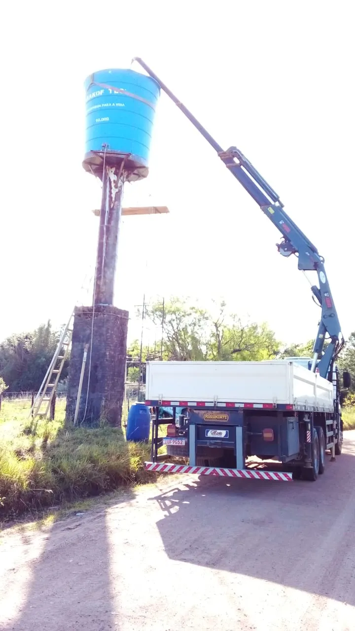 Trabalho em altura com cesto aéreo do munck
