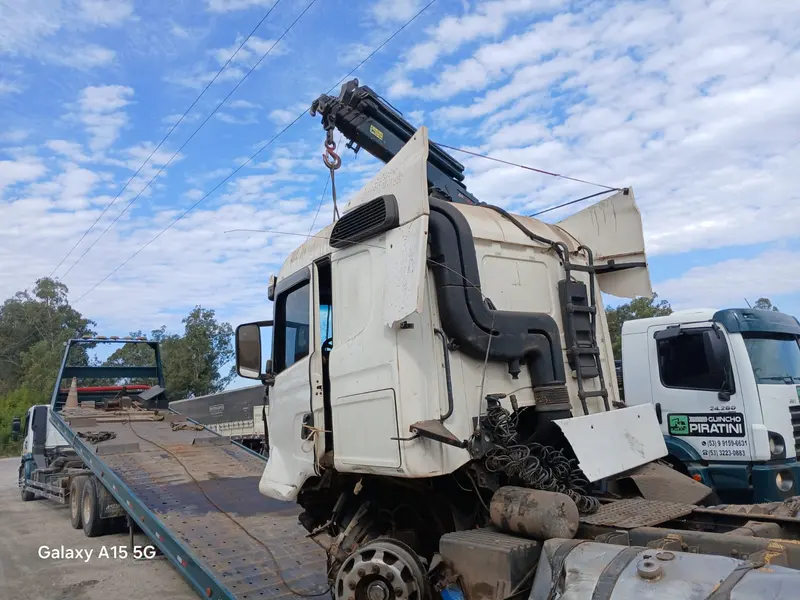 Cabine de caminhão resgatada após destombamento